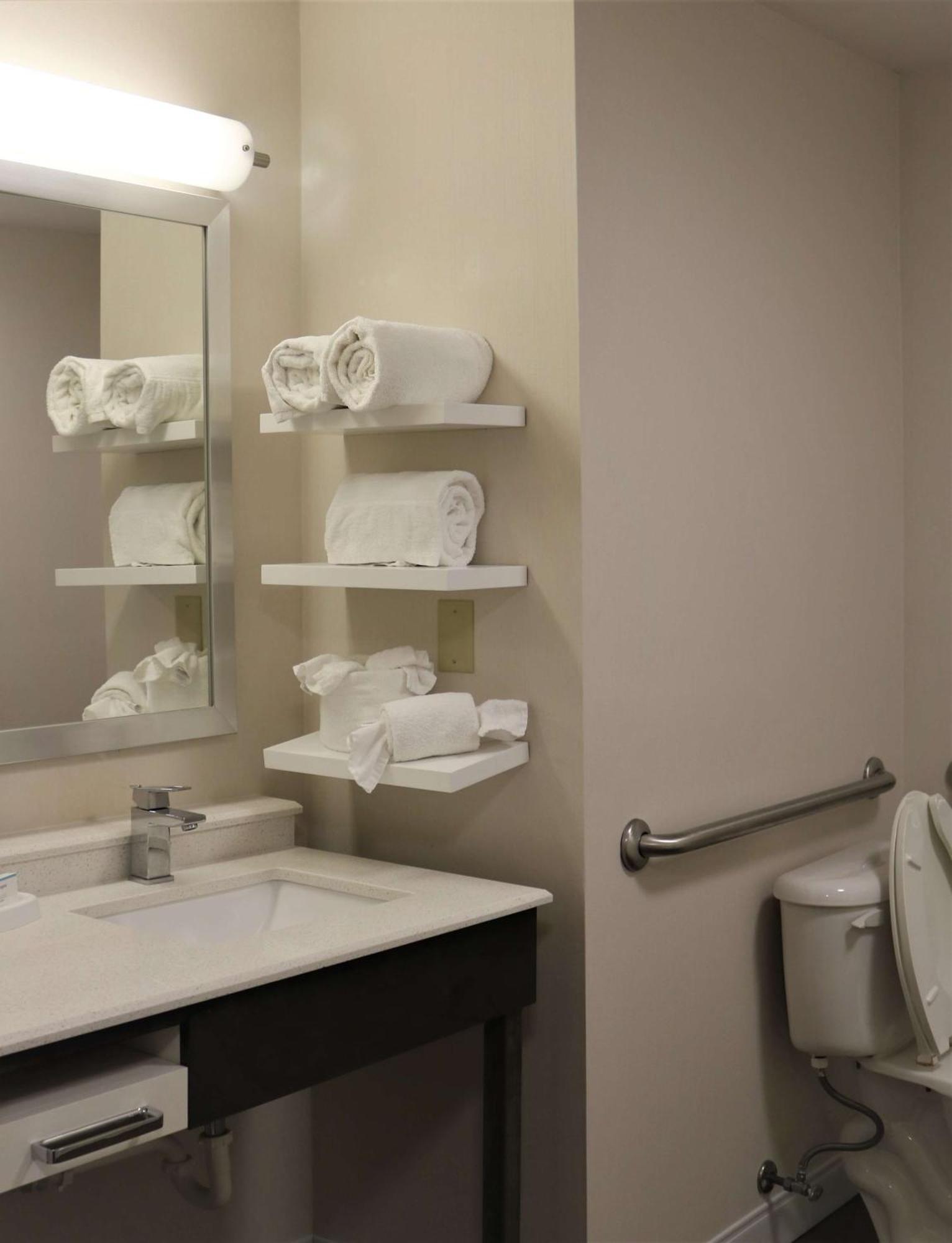Hampton Inn & Suites Фримонт Екстериор снимка